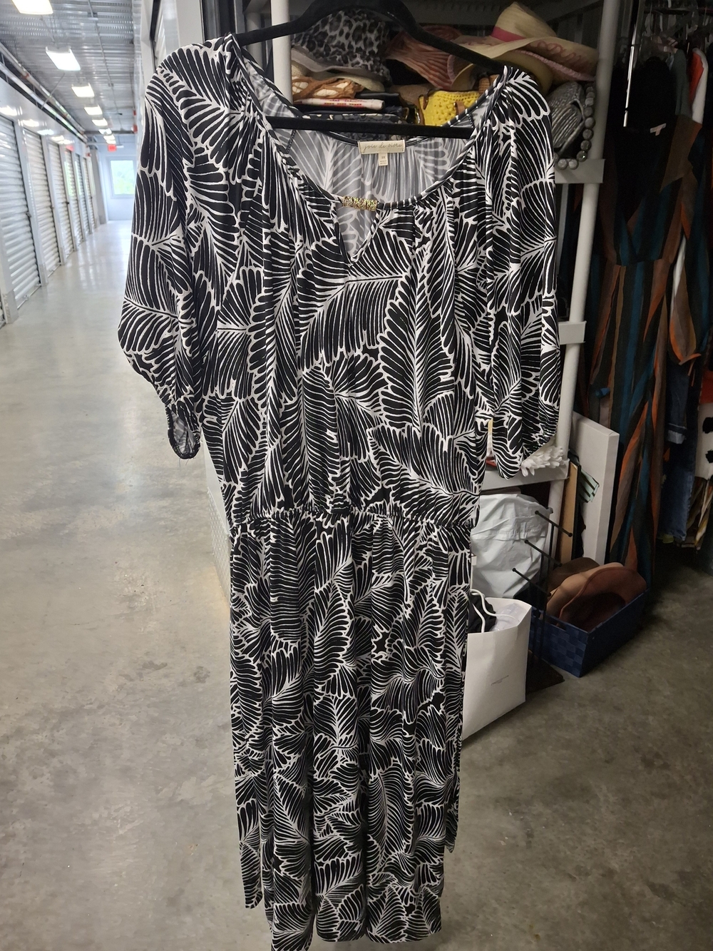 Black & White Leaf-Print Plus Size Women’s Dress
